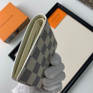 Lv window wallet Size:11.5*9CM