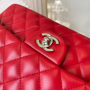 C h a n e l red / silver