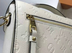 Lv pochette white