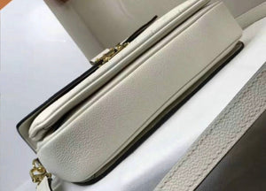 Lv pochette white