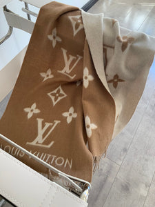 Lv scarf