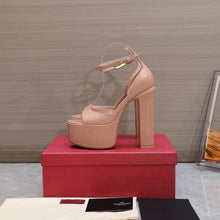 Load image into Gallery viewer, V a l e n t I n o heels cream