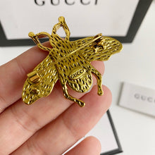 Load image into Gallery viewer, G u c c I brooch bee