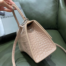 Load image into Gallery viewer, B hourglass 23cm cream